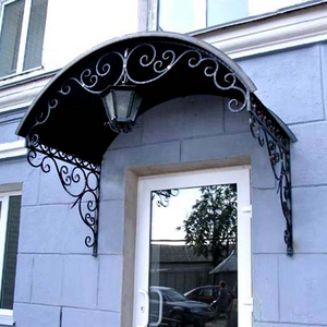 Козырек кованый с фонарем